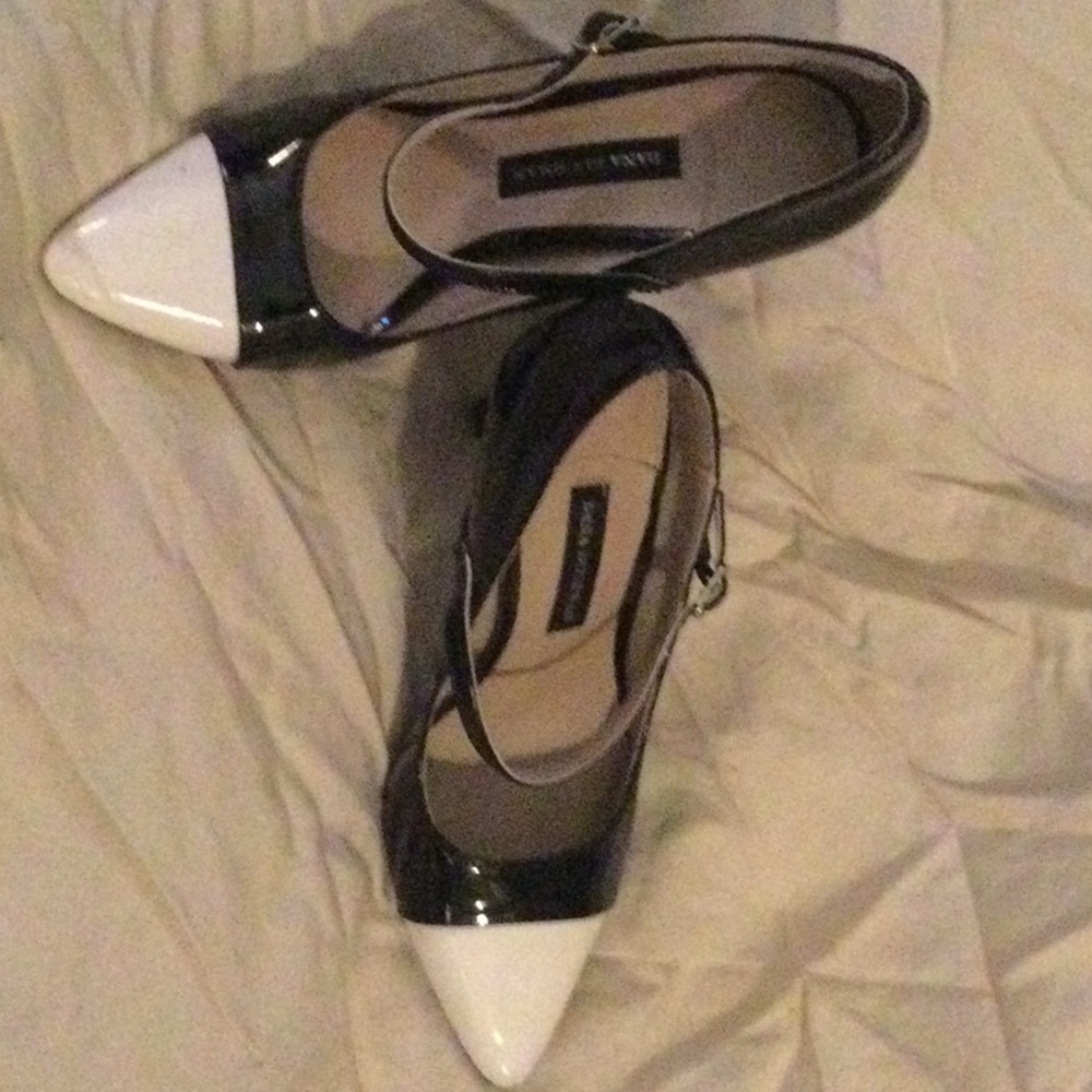 Dana Buchman Blck w white toe & strap classic pump